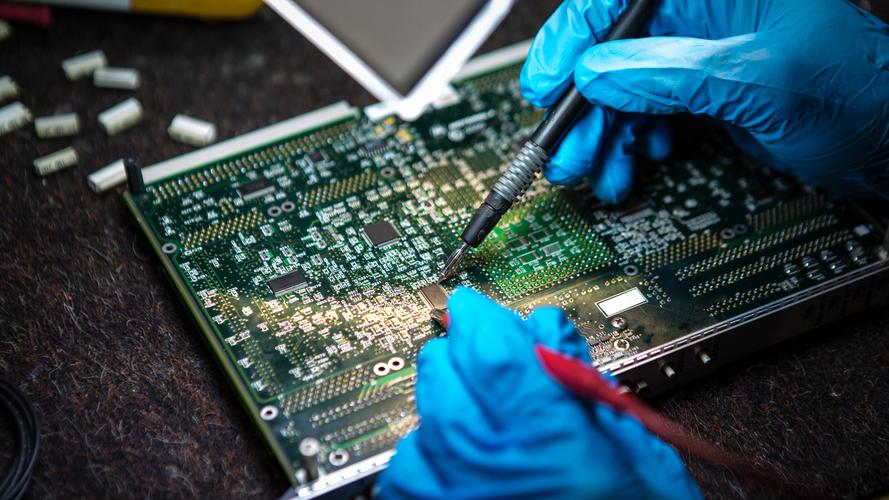 2025年线路板行业前景如何?机遇与挑战并存?